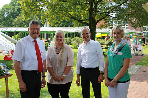 Gute Stimmung beim Sommerfest am St. Antonius-Stift (v.l.n.r.): Clemens Rottinghaus (Leiter Gemeindepsychiatrisches Zentrum Cloppenburg), Lena Bockhorst (Pflegedienstleiterin Sozialstation Emstek/Cappeln), Michael Heyer (Pfarrer Kath. Kirchengemeinde St.