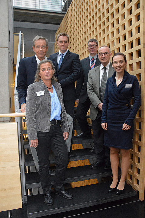 Experten diskutierten über den sparsamen Einsatz von Fremdblutkonserven bei Operationen und neue Verfahren zur Steigerung der Blutqualität ohne Transfusion: (v.l.n.r.): Prof. Dr. Donat Spahn (Universitätsspital Zürich), Antje Köllmann (St. Marienhosp