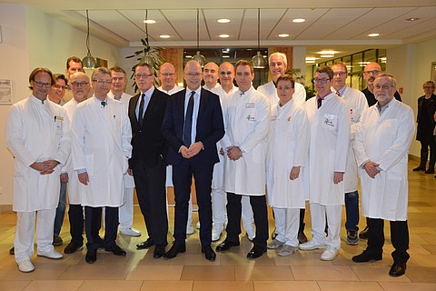 Der neue Ärztliche Direktor und sein Stellvertreter im Kreise der ärztlichen Kollegen und der Geschäftsführung: Dr. Volker Meister, Dr. Christian Stallmann, Dr. Frank Borrosch, Dr. Bernd-Werner Kock, Dr. Dietmar Seeger, Dr. Jürgen Holtvogt, Aloys Muh