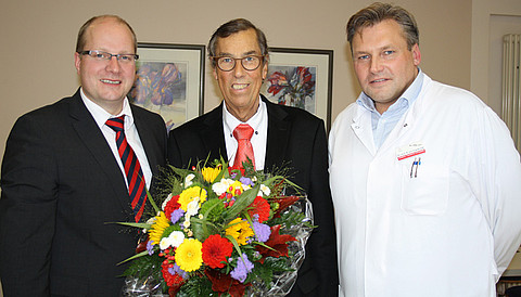 Stabwechsel in der orthopädischen Praxis am St. Josefs-Hospital: Dr. med. Rudolf Blanke (Mitte), Michael gr. Hackmann (l., Geschäftsführer St. Josefs-Hospital), Dr. med. Boris Baron von Engelhardt (r., Chefarzt Fachklinik für Orthopädie im St. Josefs