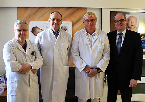 Die Klinik für Gynäkologie und Geburtshilfe am St. Josefs-Hospital ist wieder mit zwei Chefärzten besetzt: Dr. Anno Feldmann (2. v.re.) und Dr. Armin Rütten (2. v.li.) vor dem Kreißsaal. Begrüßt wurde der neue Chefarzt Dr. Rütten von Geschäftsfü