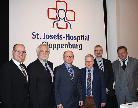 Begrüßten die Zuhörer zum zweiten „Forum Medizin“ (v.l.n.r.): Michael gr. Hackmann (Geschäftsführer St. Josefs-Hospital), Prof. Dr. Dr. Michael Schultz (Universität Göttingen), Dr. Thomas Möller (Chefarzt Pneumologie, St. Josefs-Hospital), Pro